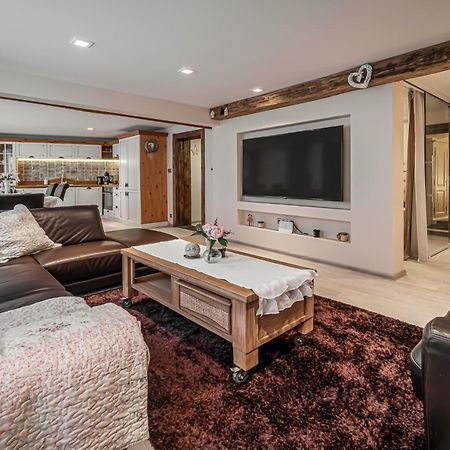 Luxurious And Royal Apartment In The Old Town Bratislava Exteriör bild